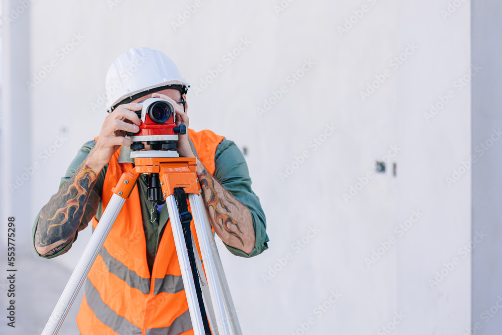 Engineer Level Image Engineer builder working with Auto Level camera look aim levelling ...
