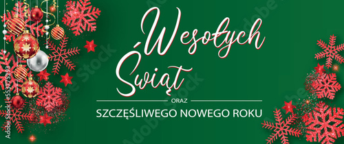 kartka lub baner z życzeniami Wesołych Świąt i Szczęśliwego Nowego Roku w kolorze białym na czerwonym tle i po każdej stronie płatków śniegu, brokatu i bombek w kolorze czerwonym, białym i złotym