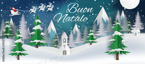 biglietto o banner su Buon Natale in bianco su sfondo blu con aurora boreale, fiocchi di neve La slitta di Babbo Natale e una collina innevata con abeti