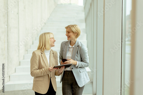 Business women walking in t...