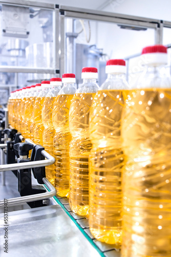 Production of bottled refined cooking vegetable oil.