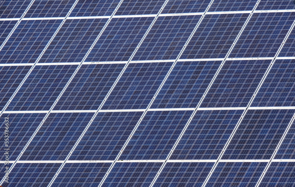 Blick auf eine riesige Photovoltaikanlage zusammengesetzt aus mehreren Solarpanels Blick auf eine riesige Photovoltaikanlage zusammengesetzt aus mehreren Solarpanels