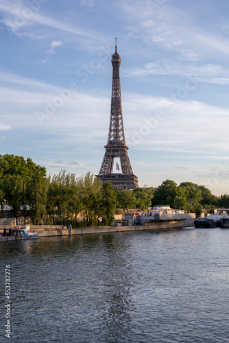 Tour Eiffel devant la Seine © CyprienDL