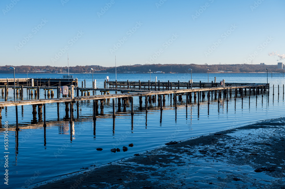 Leerer Sportboothafen an der Kieler Förde im Winter Leerer Sportboothafen an der Kieler Förde im Winter