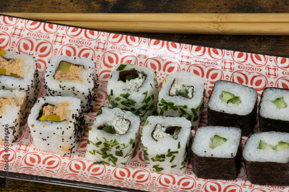 assiette de maki en gros plan assiette de maki en gros plan