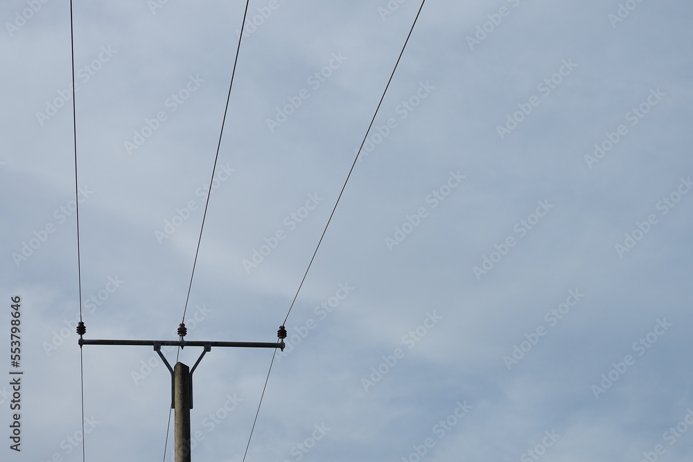 Stromleitung mit Strom-Mast