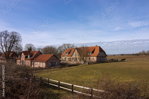 Traditionelle Bauernhäuser mit Weide in Pronstorf.