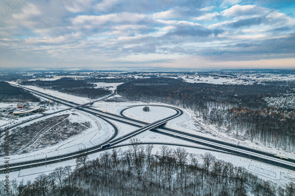 Autostrada A1 na Śląsku w Polsce zimą z lotu ptaka, ostatni węzeł komunikacyjny w Polsce w Gorzyczkach