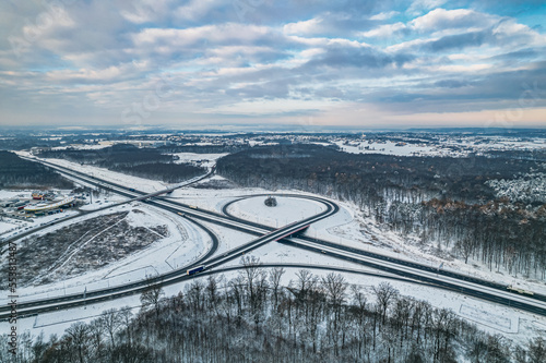 Obraz na płótnie Autostrada A1 na Śląsku w Polsce zimą z lotu ptaka, ostatni węzeł komunikacyjny w Polsce w Gorzyczkach w salonie