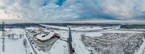 Obraz na płótnie Autostrada A1 na Śląsku w Polsce zimą z lotu ptaka, ostatni węzeł komunikacyjny w Polsce w Gorzyczkach w salonie