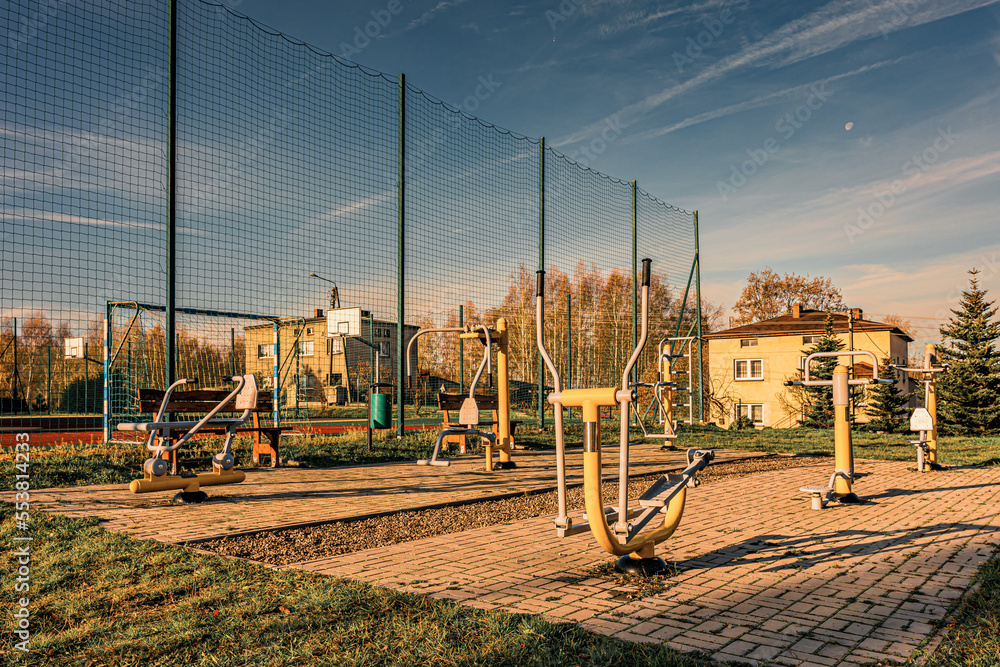 Obraz premium wiejska siłownia na wolnym powietrzu, jesienią na Śląsku w Polsce