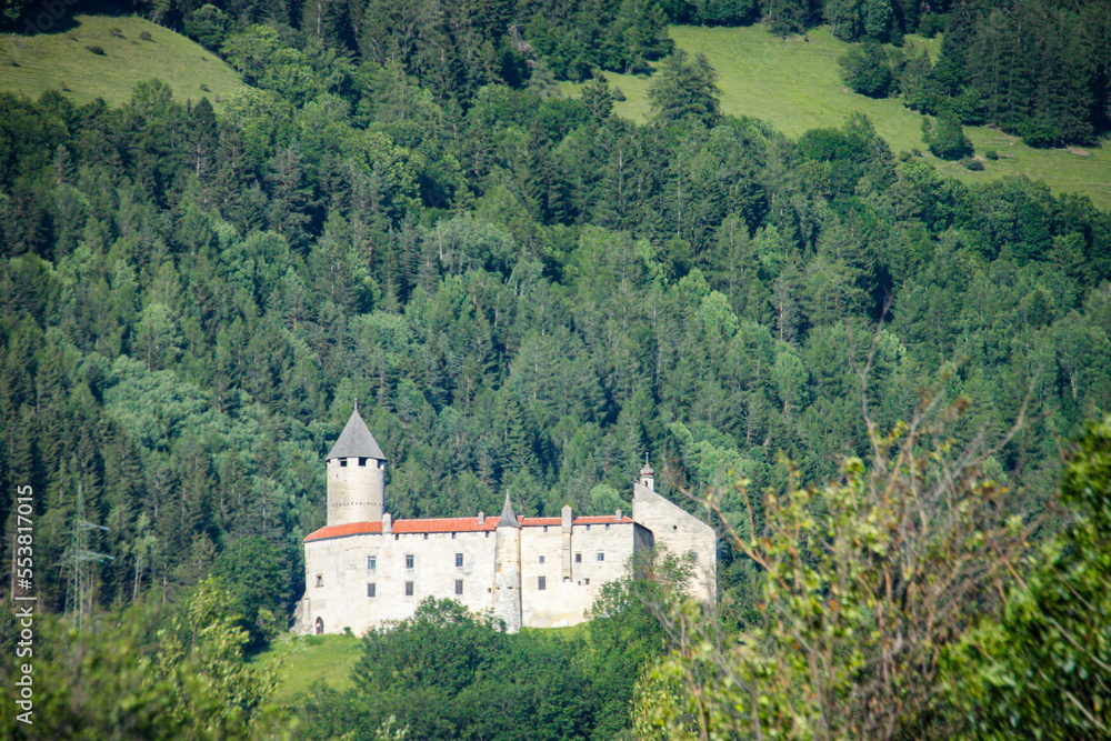 Schloss Sprechenstein in Südtyrol von der Autobahn gesehen auf dem Weg in den Süden