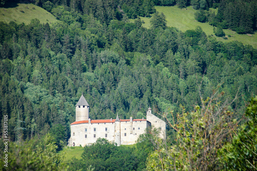 Schloss Sprechenstein in S  dtyrol von der Autobahn gesehen auf dem Weg in den S  den