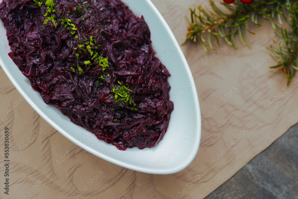 Rotkohl auf esstisch serviert Rotkohl auf esstisch serviert