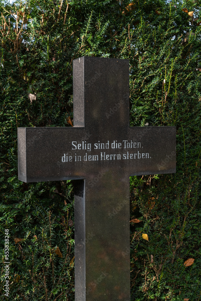 Bibelspruch auf einem Grabkreuz auf einem Friedhof in Hamburg