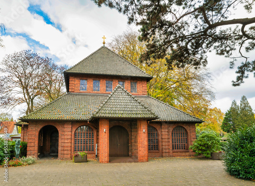 schöne alte Kapelle in rotem Ziegelstein auf einem Friedhof in Hamburg