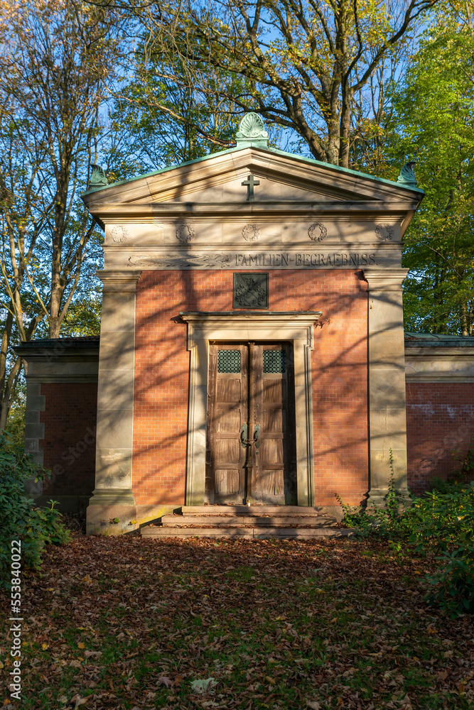 altes Mausoleum auf einem Friedhof in Hamburg