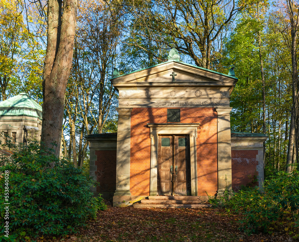 Altes Mausoleum auf einem Friedhof in Hamburg