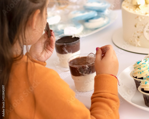Fotografía cute girl eating dessert