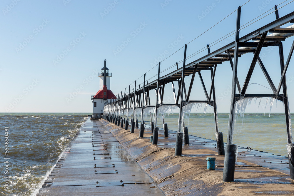 Obraz premium Lighthouse on the pier 