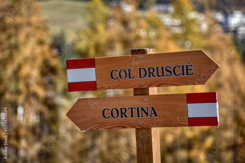 Wegweiser, Wanderweg, Col Druscie, Cortina, Cortina d’Ampezzo, Richtung, Navigation, Pfeil, Pfeile, links, rechts, Markierung, Bergwandern, Weg, Wanderwegnetz, Sport, Entspannung, Holz, Holzpfeil, Pfl photo