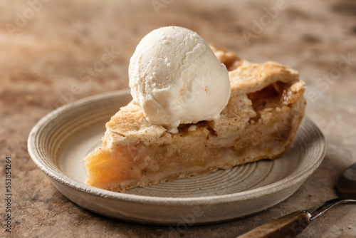Schilderij op canvas Piece of traditional apple pie with ice cream on brown textured background, menu