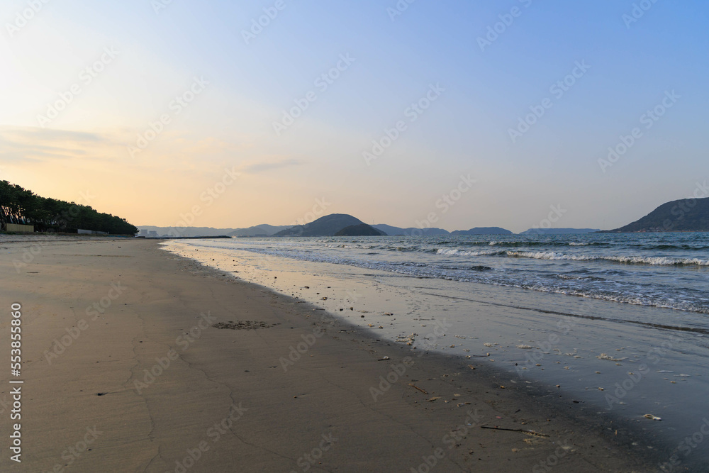 夕日に染まる唐津湾と砂浜