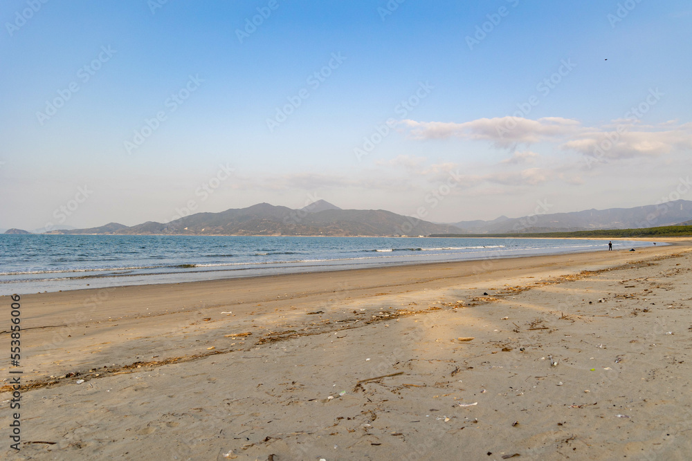 夕日に染まる唐津湾と砂浜