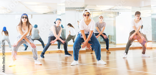 Fototapeta Naklejka Na Ścianę i Meble -  Happy girls and boy dancing hip hop in dancing class