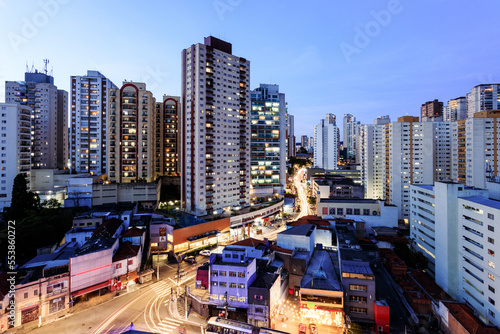 Anoitecer em bairro da Zona Norte de São Paulo, regiões de Santana e Santa Teresinha, com vista para Alameda Afonso Schmidt e edifícios residenciais do entorno. photo