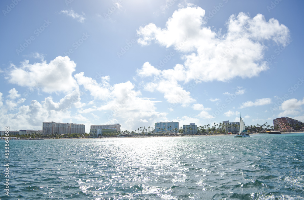 Naklejka premium Azure blue waters of Aruba coastline, Caribbean sea 2022.