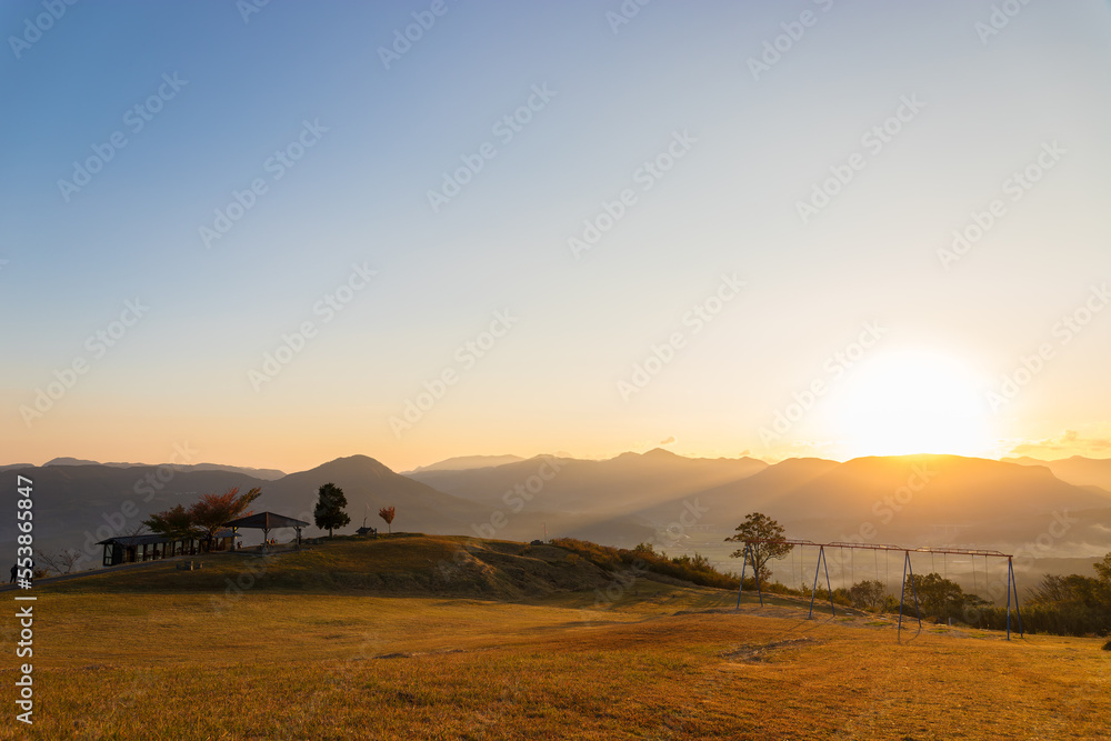 Obraz premium 山頂の朝日（大分県玖珠町）