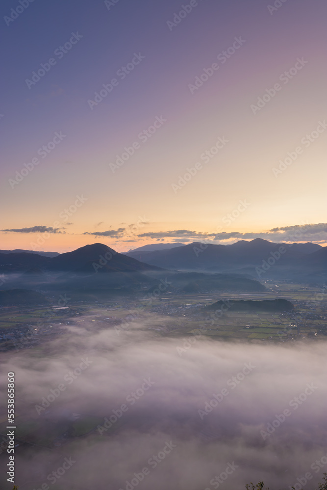Fototapeta premium 朝焼けと雲海（大分県玖珠町）