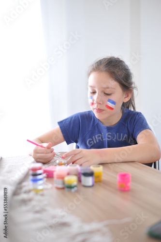 pintura em pré escola menina concentrada 