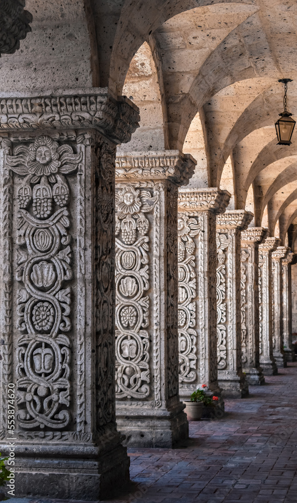 Obraz premium Impressive Arches of the Cloister of the Iglesia de la Compañía (Church of the Society of Jesus) in Arequipa, Peru