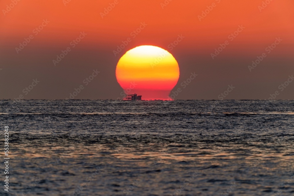 明石海峡で見た幻想的なダルマ夕日の情景＠兵庫