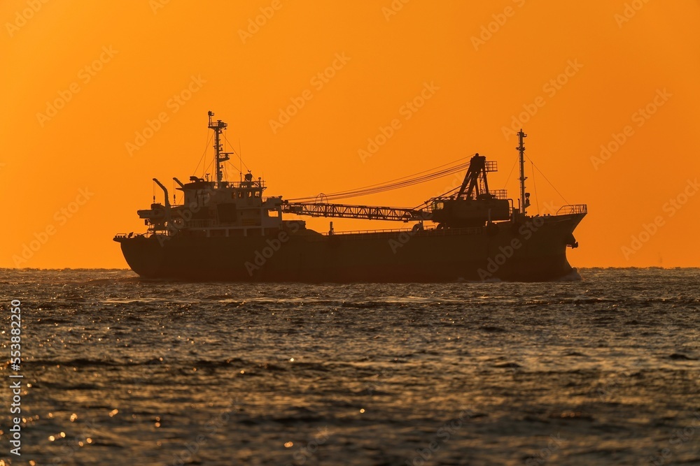 明石海峡で見た夕焼けに染まる海と貨物船のコラボ情景＠兵庫