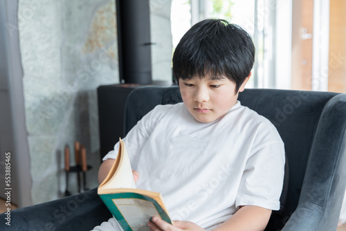 部屋で本を読む男の子 reading