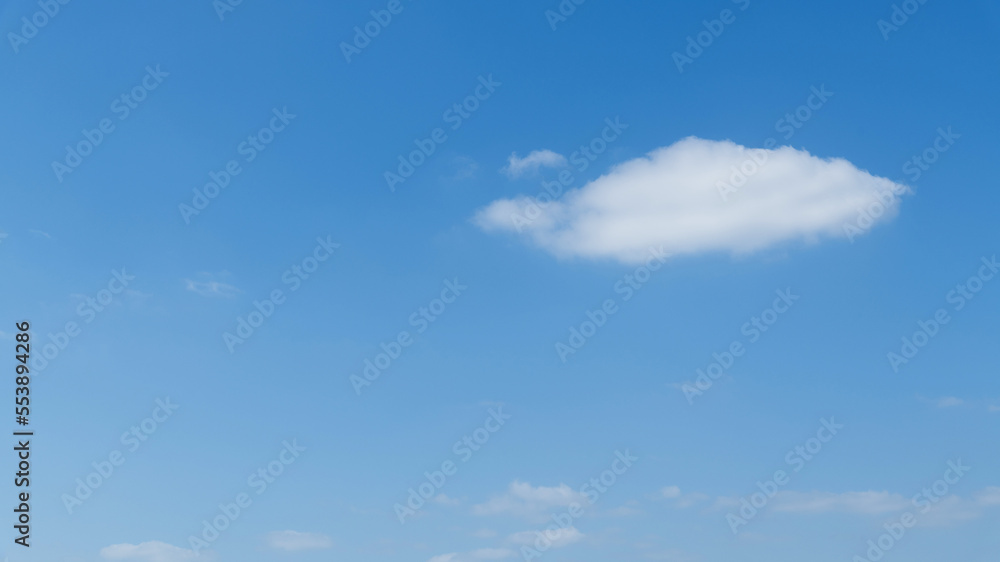 Obraz premium Single white cloud in blue sky