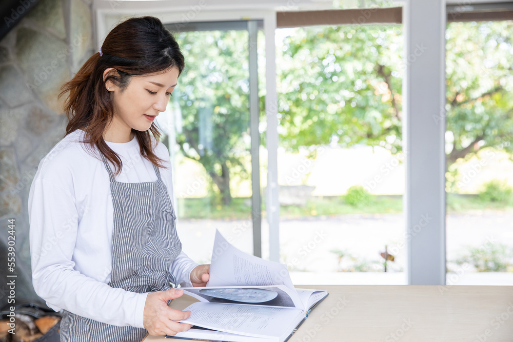 本を読む主婦 housewife 本を読む主婦 housewife