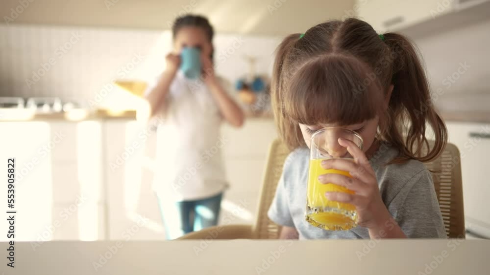 Stockvideon children drink juice. group of children drinking juice in