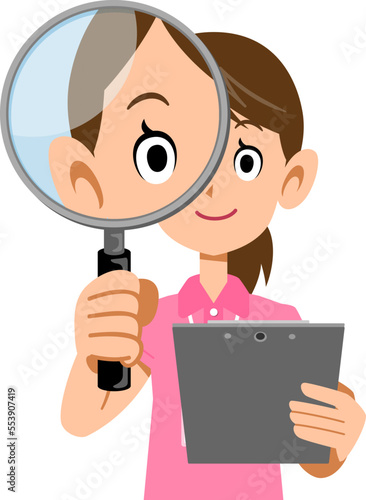 書類を手に持ち虫眼鏡を覗く、ピンク色の半袖のポロシャツ姿でネームタグを身に着けた女性の上半身
