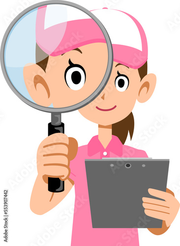 書類を手に持ち虫眼鏡を覗く、ピンク色のポロシャツと帽子を着用した女性の上半身
