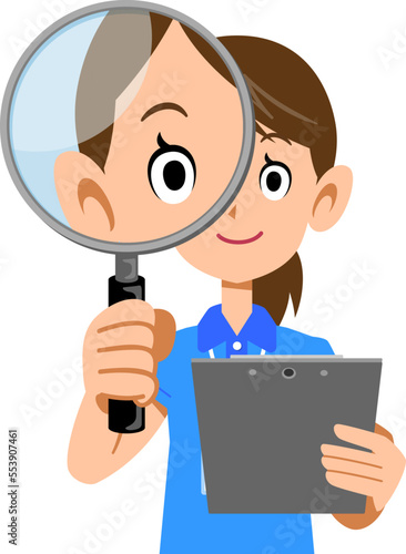 書類を手に持ち虫眼鏡を覗く、半袖のポロシャツ姿でネームタグを身に着けた女性の上半身
