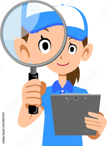 書類を手に持ち虫眼鏡を覗く、ポロシャツと帽子を着用した女性の上半身
