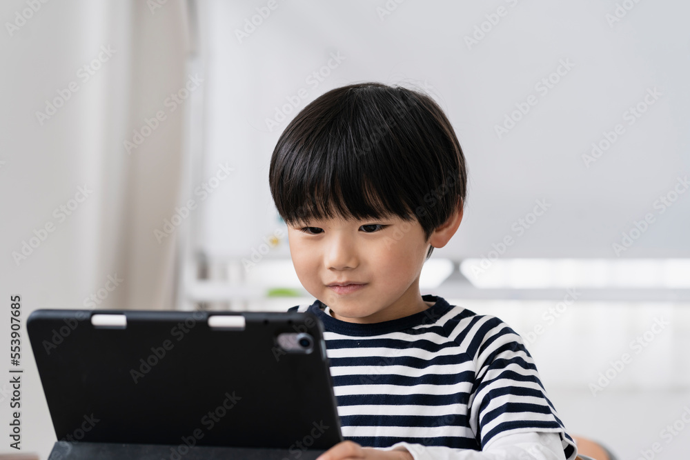 タブレットPCを見る日本人小学生の男の子 タブレットPCを見る日本人小学生の男の子