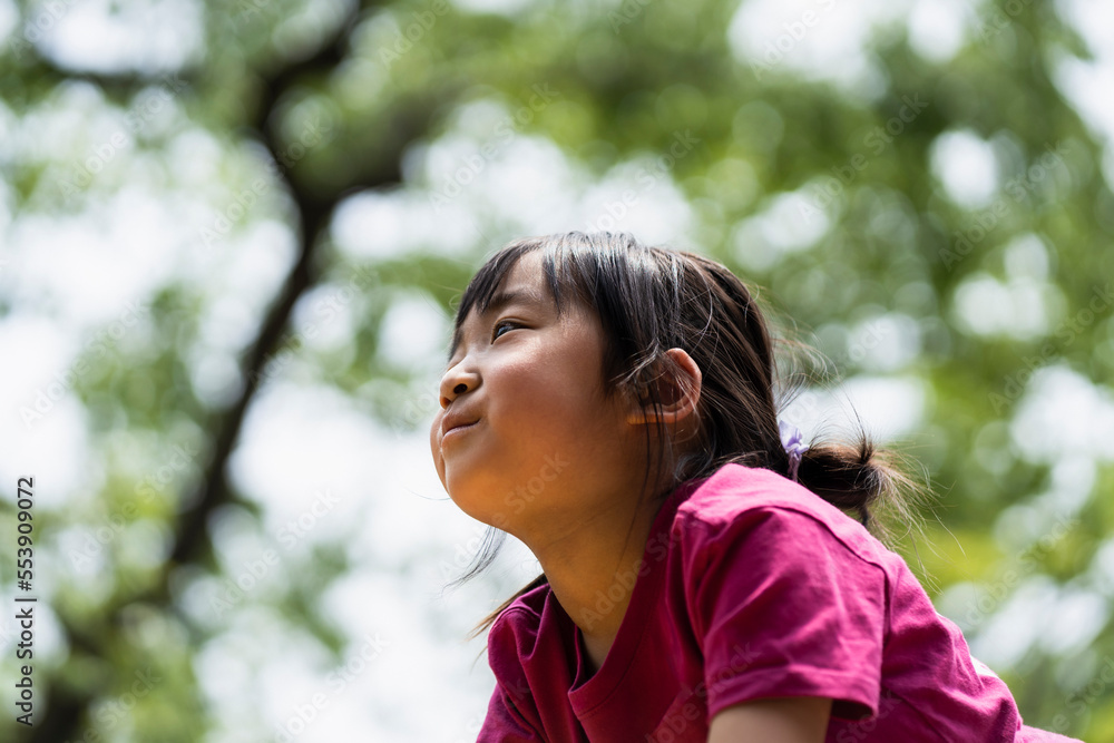 遠くを見る日本人の女の子 遠くを見る日本人の女の子