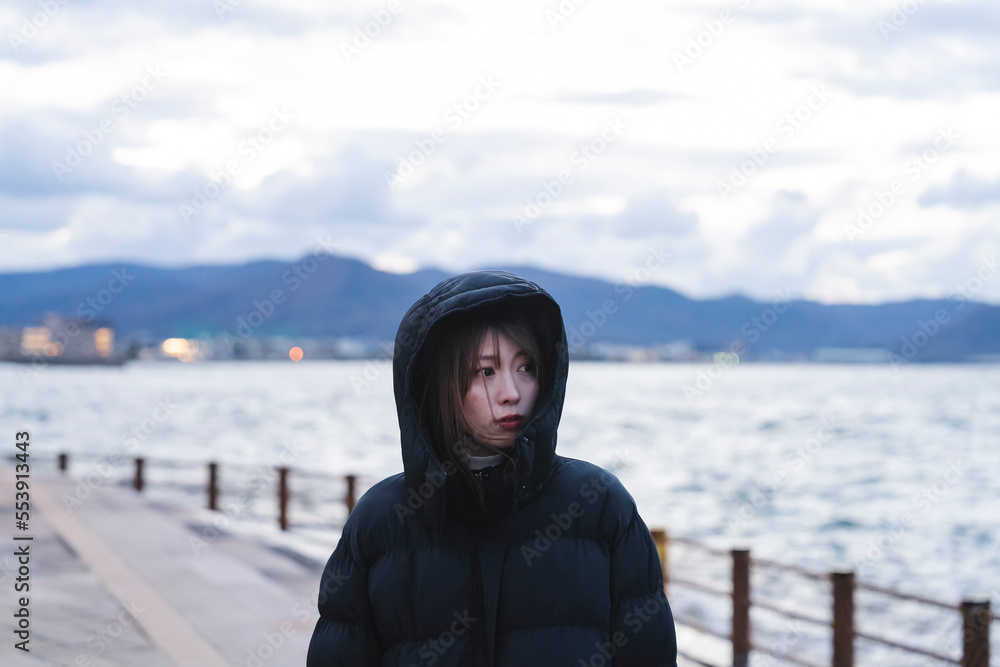 冬の海にいる女性 冬の海にいる女性