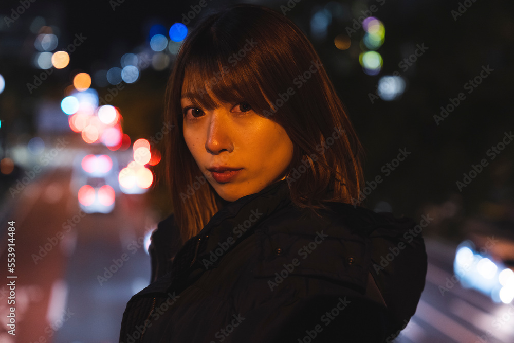 夜に散策する女性 夜に散策する女性