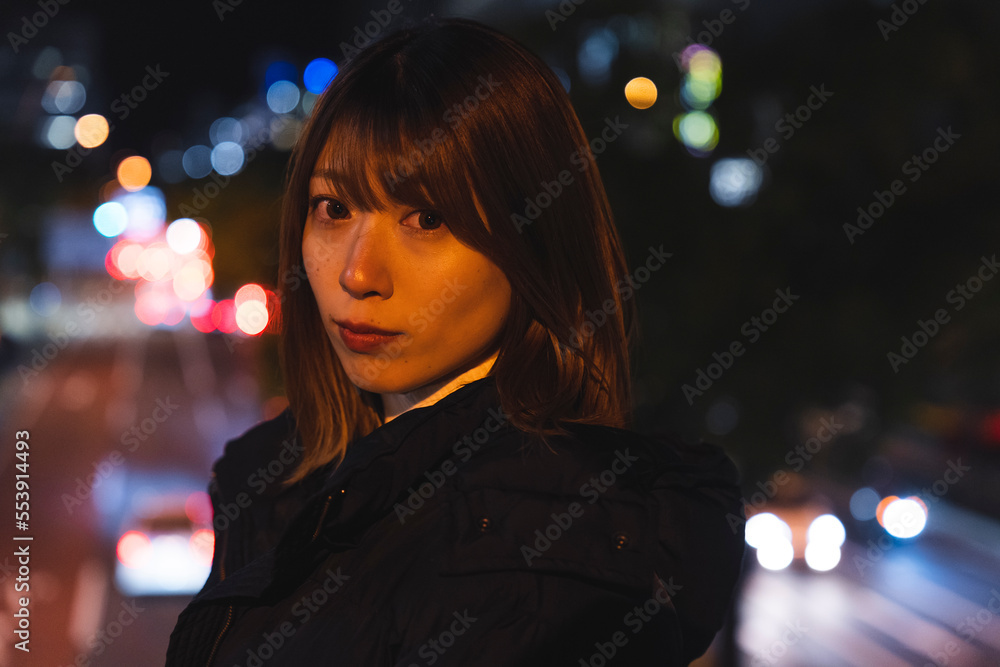 夜に散策する女性 夜に散策する女性
